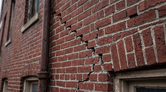 Treppenrisse im Klinker reparieren: Gefahr am Baugrund?