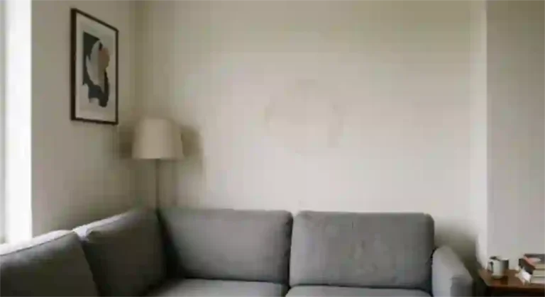 Braune Flecken an der Wand: Schleichenden Rohrbruch erkennen und orten